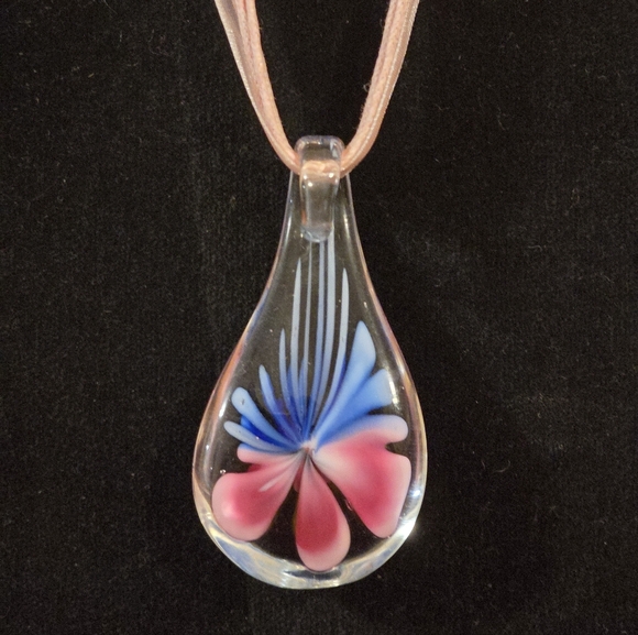 Diochotic Elegant Pink Glass Flower Pendant Necklace - Picture 3 of 5